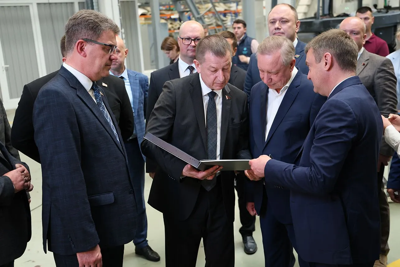 Губернатор Санкт-Петербурга Александр Беглов посетил Минский автомобильный завод